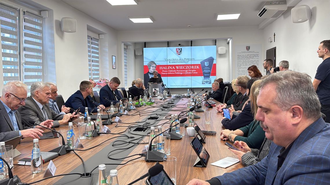 "Zasłużony dla Powiatu Karkonoskiego" "Zasłużony dla Powiatu Karkonoskiego"