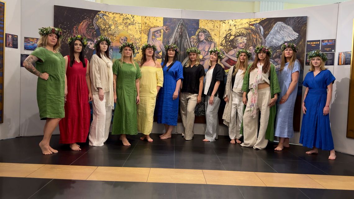 12 bogiń, złoto i rdza w Pałacu na Wodzie w Staniszowie