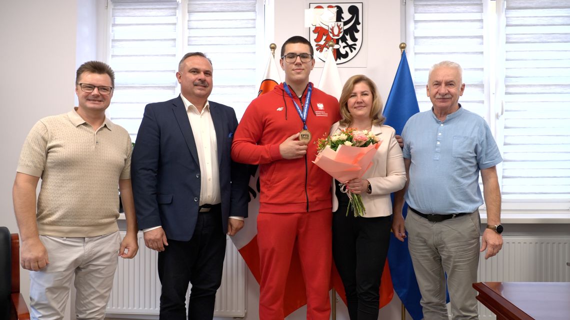 Złoty medal mieszkańca Powiatu Karkonoskiego Złoty medal mieszkańca Powiatu Karkonoskiego